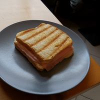 クリスチナ特製のハムチーズホットサンド