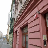 ピンクの建物が目印