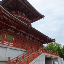 平和の大塔の台座のコンクリートの中です。