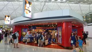 ターミナル１の中でも、扇の要のような場所にあり、嫌でも目に飛び込んできます。