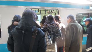 シルバーの車体に青い線