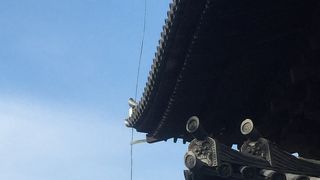 西側にあります