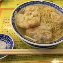 ワンタンとエビ餃子がどっさり