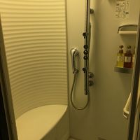 部屋のバスはシャワーしかないです。