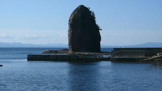 駒を立てたような巨岩