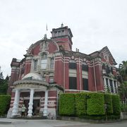 日本統治時代からのレンガの外観の美しい建物。