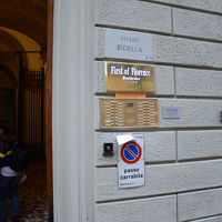 通りから入る大きなドア、入ると手動式のエレベータが