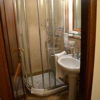 ここはシャワーだが、バスタブの付いた部屋もある