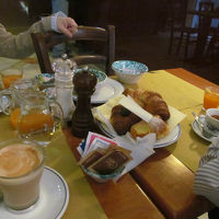 ホテル向かいのOKBarでのイタリアンブレックファースト