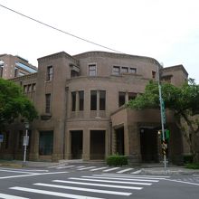 日本統治時代は、台湾教育館。その後台湾省参議会が置かれました