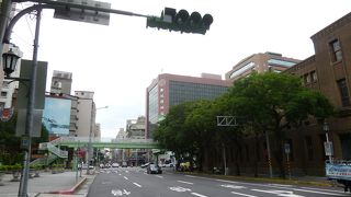 歴史博物館や二二八国家紀念館へ向かう道です。