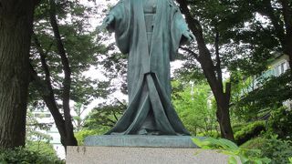 春日通りに向いて立っています