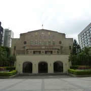 台北公会堂として建てられ、１９４５年には降伏文書の調印がここで行われました。