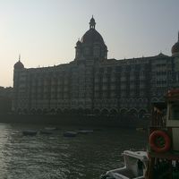 夕日を浴びたホテル外観