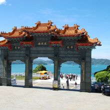 文武廟をバックにして撮影　お寺の門と湖が美しい