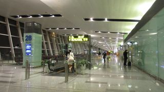 都会的な印象の空港。