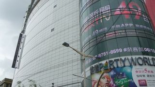 西門駅で降りてすぐ。カラオケボックス。