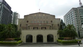 台北公会堂として建てられ、１９４５年には降伏文書の調印がここで行われました。