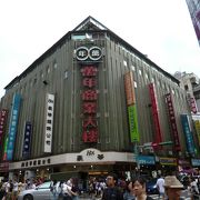 昭和にタイムスリップしたような外観の百貨店はオタク文化の集積地でした。