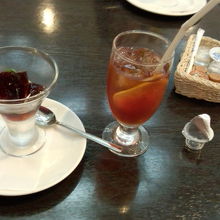 アイスレモンティーとプチデザートの黒糖ゼリー