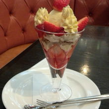 またまた、ストロベリーカスタードパフェを食べてしまいました