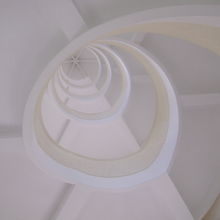 塔内部の螺旋階段はとてもスタイリッシュなデザインです