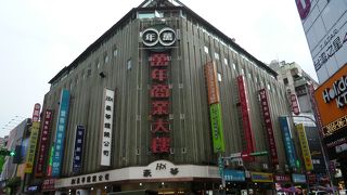 昭和にタイムスリップしたような外観の百貨店はオタク文化の集積地でした。
