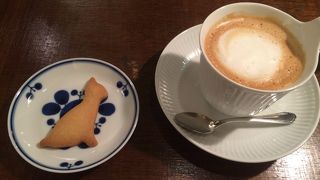 二条市場のすぐ側にある