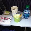 機内販売はカードのみ 機内食は食後は抹茶アイス