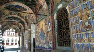 フレスコ画の美しい修道院