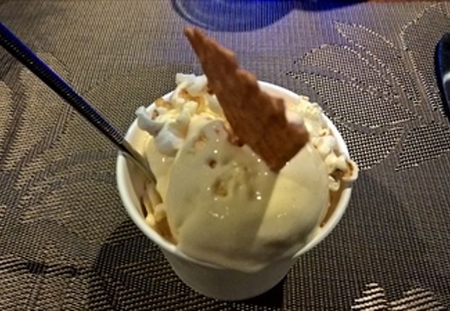 ポップで豪華な雰囲気の中美味しいディナーを頂きました