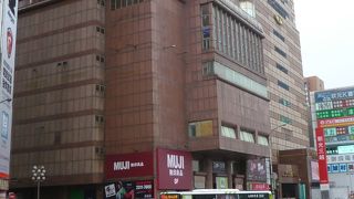 パソコン関連のお店を中心に、無印まであります。