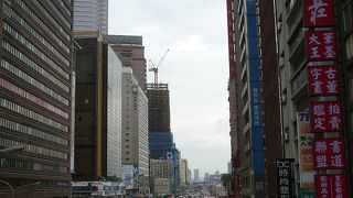 台北駅南側の大通りで、新光三越などが沿道に位置しています。