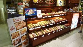 新光三越台北駅前店の地下。