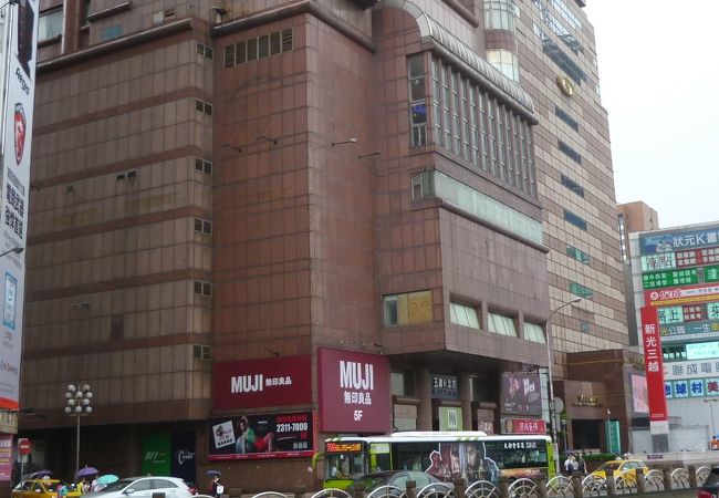 パソコン関連のお店を中心に、無印まであります。