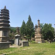 少林寺観光地区内の石塔群