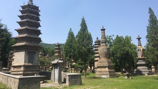 少林寺観光地区内の石塔群