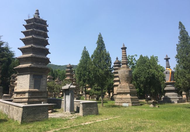 少林寺観光地区内の石塔群