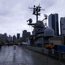 空母と高層ビルのコラボ