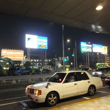 ビルの前も広場がなく、すぐ近くに民家やビルが。