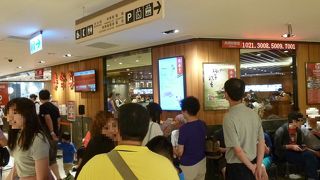 百貨店の中にあるため、いつも大勢のお客さんで長蛇の列が出来ています。