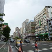 新光三越南西店前の南京西路が、中山路を超えると南京東路一段と名前が変わります。