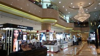 隣接して２号館と３号館があります。鼎泰豊はここ一号館の地下。