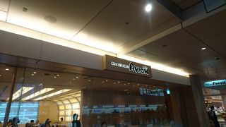 羽田空港で出発前の朝食を。