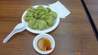 お土産物屋の新東陽のはす向かい。