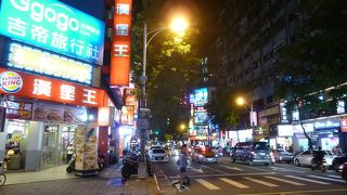 日本食のお店やスナックなども多い繁華街