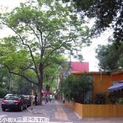 （北京）大使館街の一角でレストラン、カフェ、外国人用スーパーが並ぶ通り