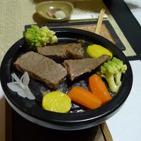 洋の皿：伊豆牛、ブロッコリー、人参、ジャガイモ