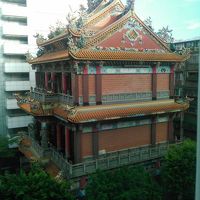 ホテルの部屋から、お向かいのお寺が見えます。