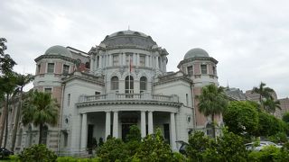 東京駅を設計した辰野金吾の流れを感じる建築です。